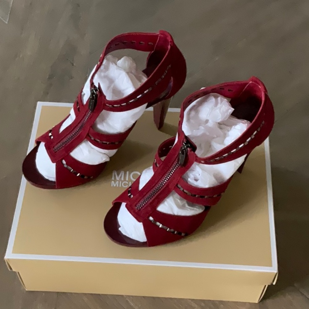 MICHAEL MICHAEL KORS BERKLEY PUNCH T-STRAP SUEDE HOT FIX. Size 8.5 New in box.